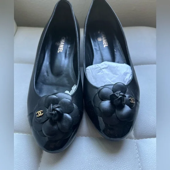 CHANEL Camellia Ballerina Flats – Chic Meets Comfort ✨ - Picture 3 of 8